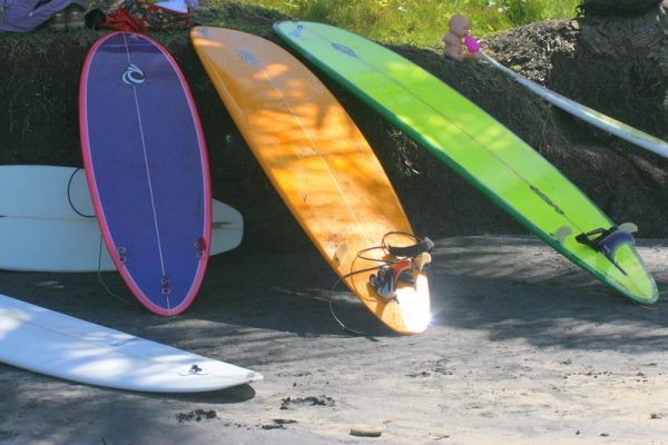 Pranchas de surf na praia da Engenhoca