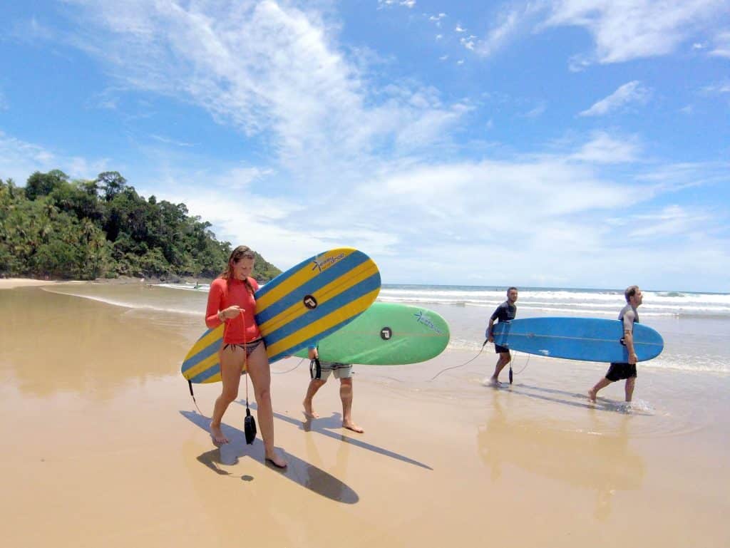 Surfistas com longboard em Itacaré