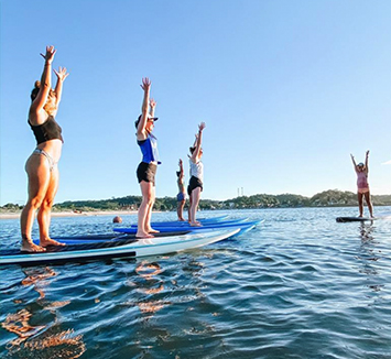 Mulheres fazendo sup yoga em Itacaré