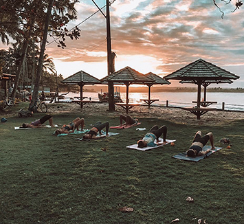 Mulheres fazendo Yoga ao entardecer